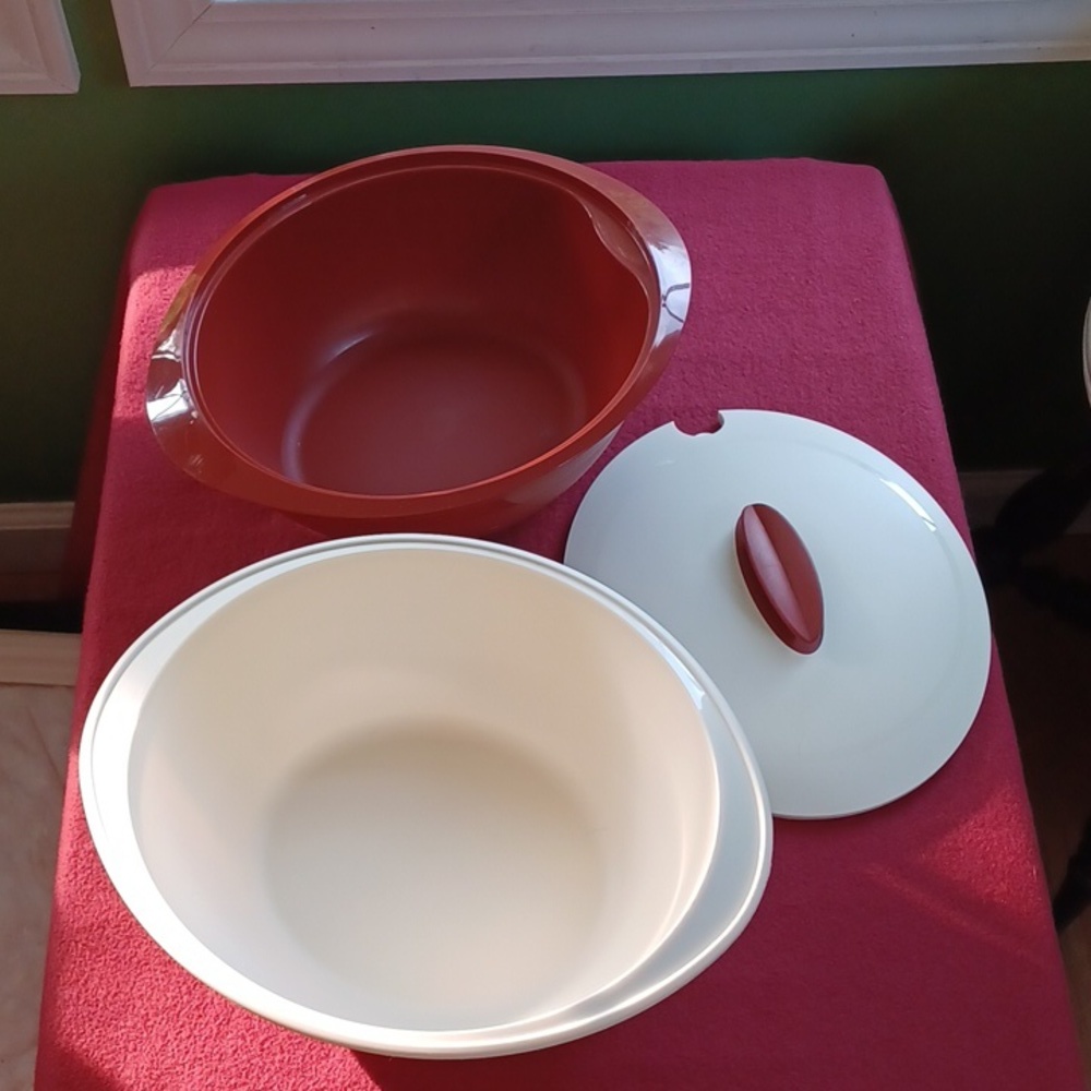 Tupperware covered bowl 3.1 L, serving bowl 3 pc.